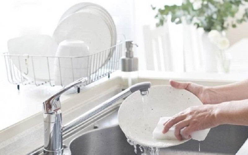 Các nhà khoa học khuyến cáo, tốt nhất nên sử dụng các dung dịch tẩy rửa có nguồn gốc tự nhiên hoặc tẩy rửa ở nhiệt độ cao, vừa tăng hiệu quả làm sạch vừa an toàn cho sức khỏe con người.

