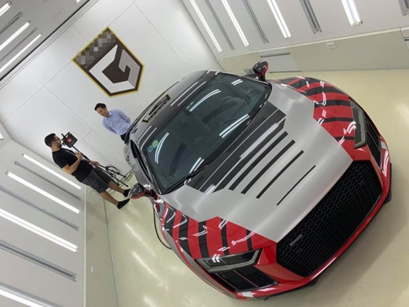 Giữa tháng 6 vừa qua, anh cùng Đàm Thu Trang tham gia sự kiện Car Pasion 2019 với siêu xe R8V10 Plus trị giá 14 tỷ đồng.

