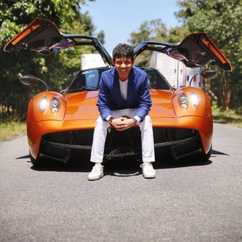Hình ảnh đời thường của vị đại gia trẻ bên siêu xe Pagani Huayra có giá 80 tỷ.
