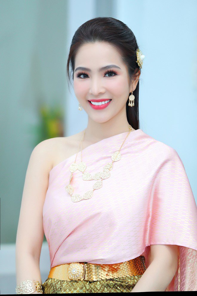 Hiếm lắm mới thấy Dương Kim Ánh khoe vai trần gợi cảm trên sóng truyền hình - 1