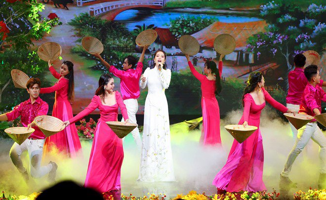 Hiếm lắm mới thấy Dương Kim Ánh khoe vai trần gợi cảm trên sóng truyền hình - 6