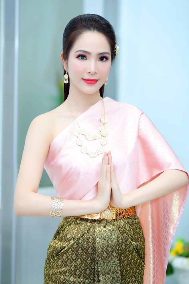 Hiếm lắm mới thấy Dương Kim Ánh khoe vai trần gợi cảm trên sóng truyền hình - 4