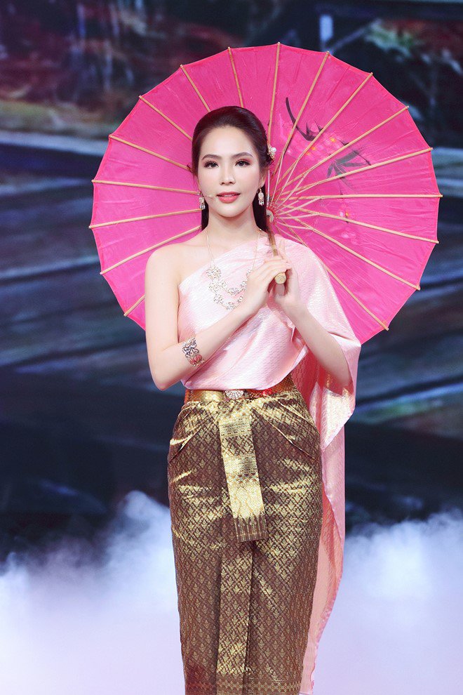 Hiếm lắm mới thấy Dương Kim Ánh khoe vai trần gợi cảm trên sóng truyền hình - 3