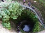 Xem ăn chơi - Giếng cổ to bằng ngôi nhà, du khách có thể leo cầu thang xuống tận đáy