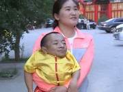 Bà bầu - Chàng lùn 0,6 mét vẫn khiến gái trẻ "dính" bầu, con sinh ra ai cũng trầm trồ