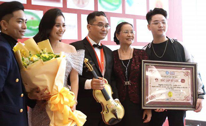 Những anh em tài năng ít biết của sao Việt, có người ở trong showbiz mà hiếm ai nhận ra - 13