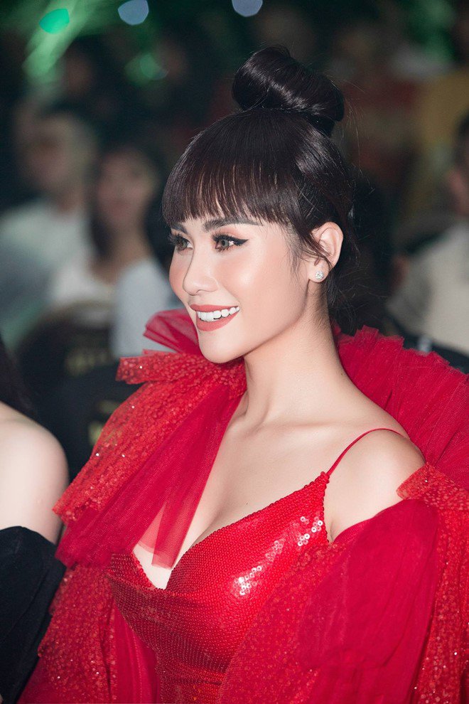 Á hậu Hoàng Hạnh diện váy xẻ đùi khoe chân thon 1m15 tại sự kiện - 4