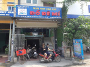 Tin tức - Bé trai bị bỏ quên trên xe đưa đón: Tài xế mở hé cửa 10cm, bé nằm ngửa dưới sàn