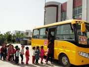 Tin tức - Bé 3 tuổi nhập viện cấp cứu vì bị bỏ quên 7 tiếng trên xe đưa đón trường mầm non