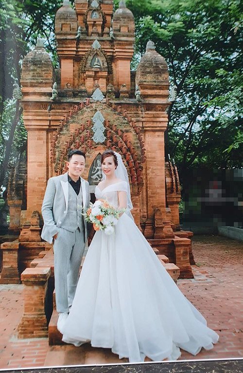 Tin tức 24h: Cô dâu 62 chụp lại ảnh cưới, mở tiệc rình rang mừng 1 năm lấy chồng trẻ - 1