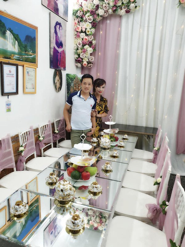 Tin tức 24h: Cô dâu 62 chụp lại ảnh cưới, mở tiệc rình rang mừng 1 năm lấy chồng trẻ - 2