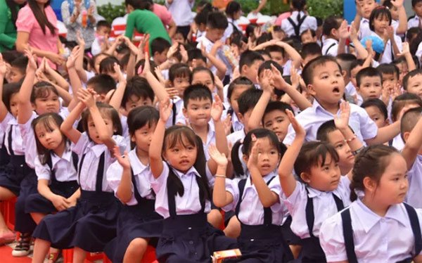 Tin tức 24h: Cô dâu 62 chụp lại ảnh cưới, mở tiệc rình rang mừng 1 năm lấy chồng trẻ - 5