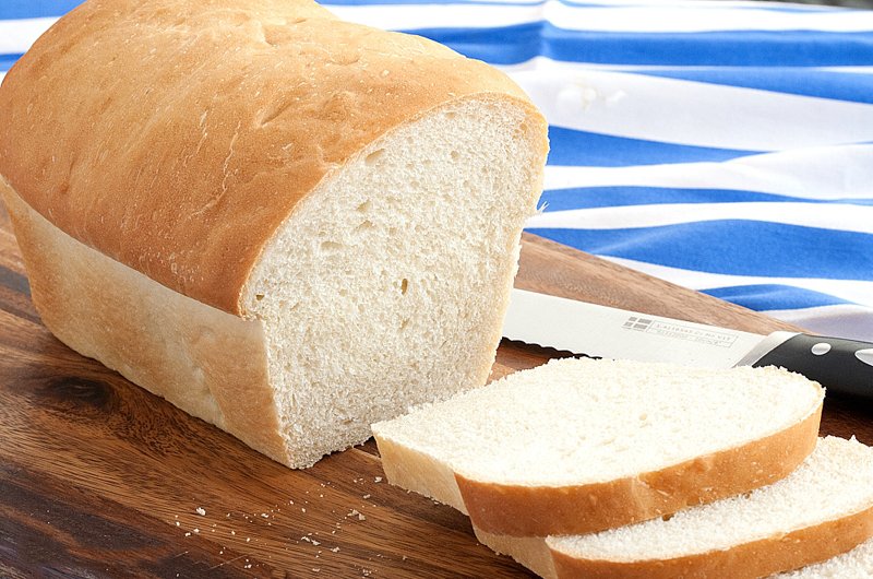 Bánh mì trắng là một sản phẩm khác được làm từ ngũ cốc tinh chế thiếu chất dinh dưỡng và chất xơ lành mạnh. Trong khi chất xơ góp phần vào việc ổn đinh huyết áp và giảm nguy cơ mắc bệnh tiểu đường, bệnh tim mạch.
