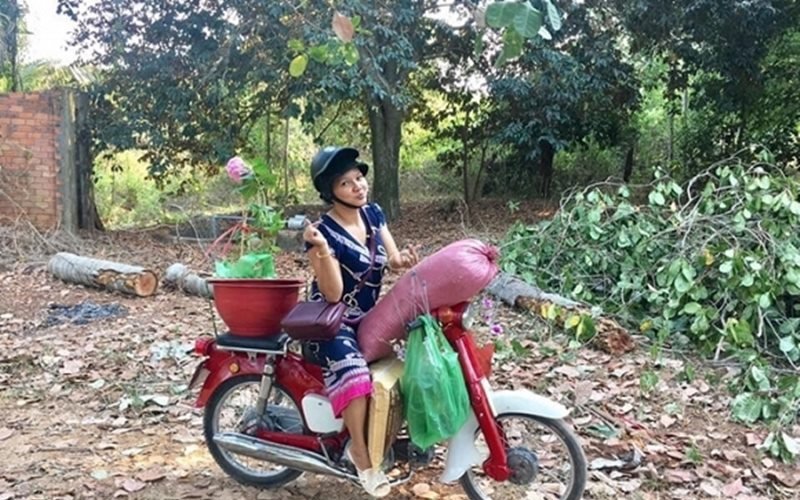 Bản thân Kiều Trinh cũng cảm thấy yêu cuộc sống thôn quê, cô vui vẻ chụp ảnh sau những giờ làm việc nặng nhọc trong vườn. 
