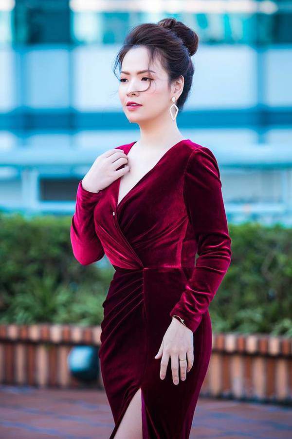 Dẫu mặc sexy hay thanh lịch, MC kiêm hot mom được chị em yêu mến này vẫn cực quyến rũ - 8