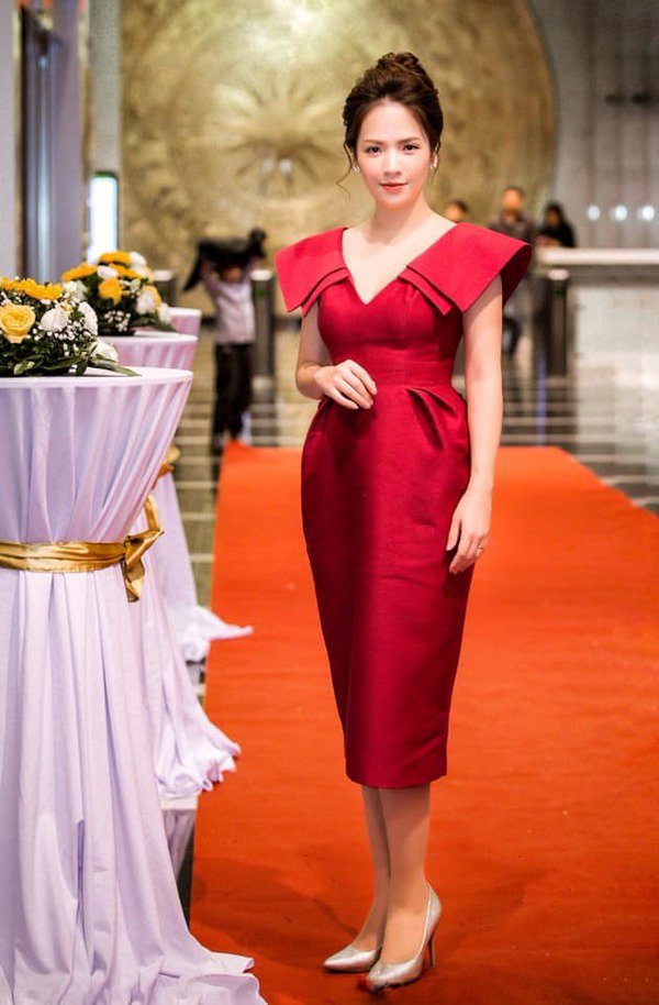 Dẫu mặc sexy hay thanh lịch, MC kiêm hot mom được chị em yêu mến này vẫn cực quyến rũ - 9