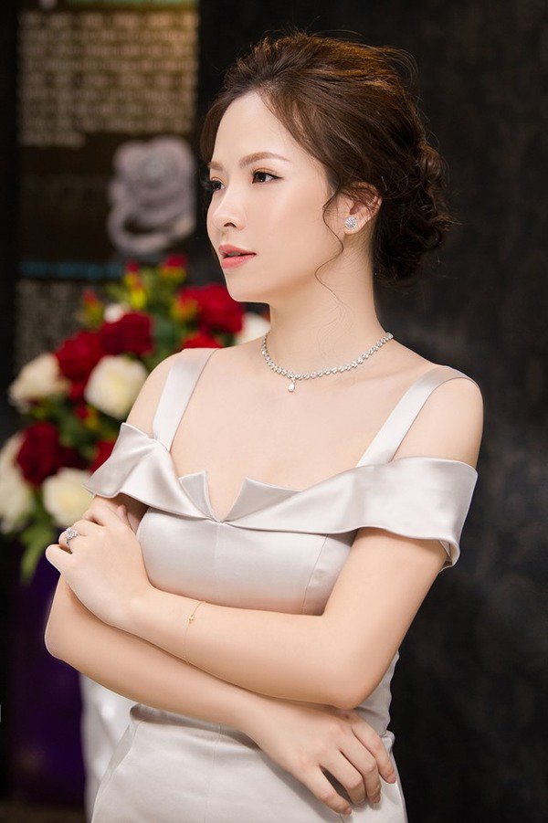 Dẫu mặc sexy hay thanh lịch, MC kiêm hot mom được chị em yêu mến này vẫn cực quyến rũ - 1