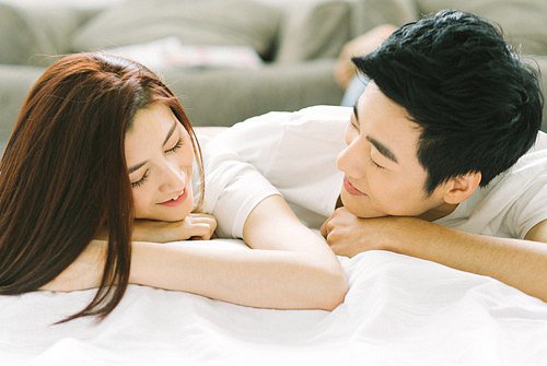 Hí hửng rước amp;#34;tiểu tamamp;#34; ễnh bụng về nhà, mẹ chồng xanh mặt khi con dâu chìa ra một thứ  - 1