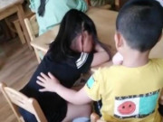 Làm mẹ - Cô giáo gửi clip con ở trường, mẹ ngỡ ngàng trước hành động của bé với bạn gái