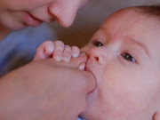 Làm mẹ - Trẻ sốt mọc răng: Những sai lầm của cha mẹ và hướng dẫn chăm sóc bé đúng cách