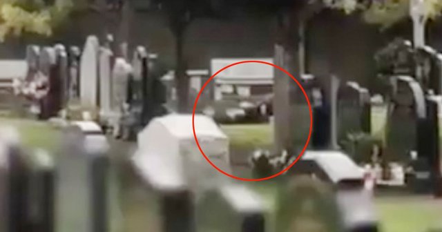 Nhức mắt cặp đôi amp;#34;diễn cảnh nóngamp;#34; ngay trong nghĩa trang, biết có người nhìn vẫn mặc kệ - 1