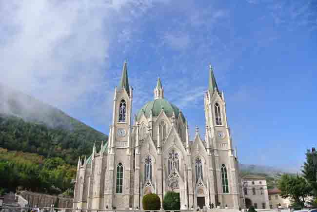 Tòa lâu đài bí ẩn đẹp như cổ tích ‘mê hoặc’ du khách - 5