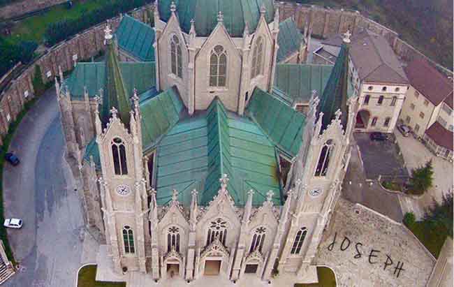 Tòa lâu đài bí ẩn đẹp như cổ tích ‘mê hoặc’ du khách - 2