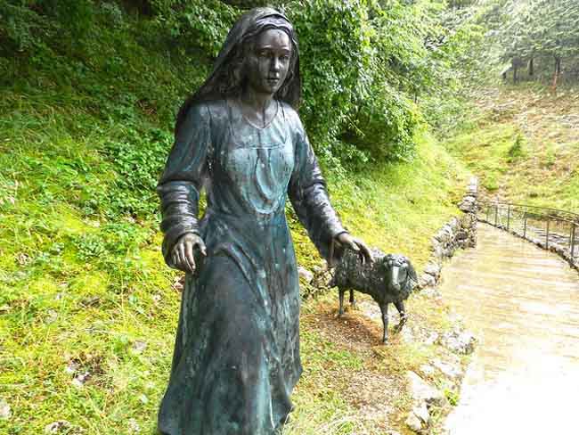 Tòa lâu đài bí ẩn đẹp như cổ tích ‘mê hoặc’ du khách - 3