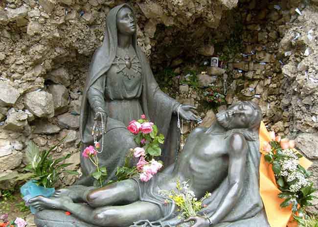 Tòa lâu đài bí ẩn đẹp như cổ tích ‘mê hoặc’ du khách - 4