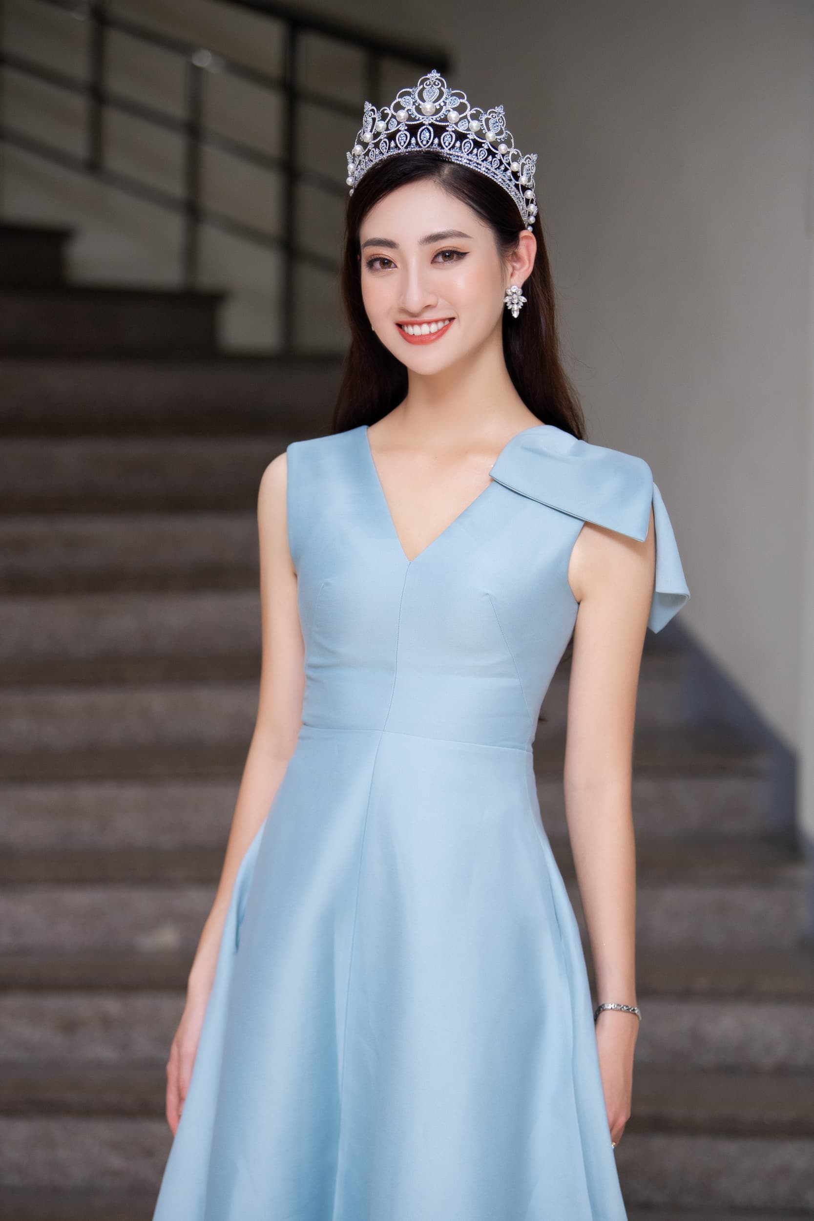 Trang điểm phủ sương sành điệu, ai ngờ Thùy Linh lại bị đèn flash hại đến bóng nhẫy gương mặt - 1
