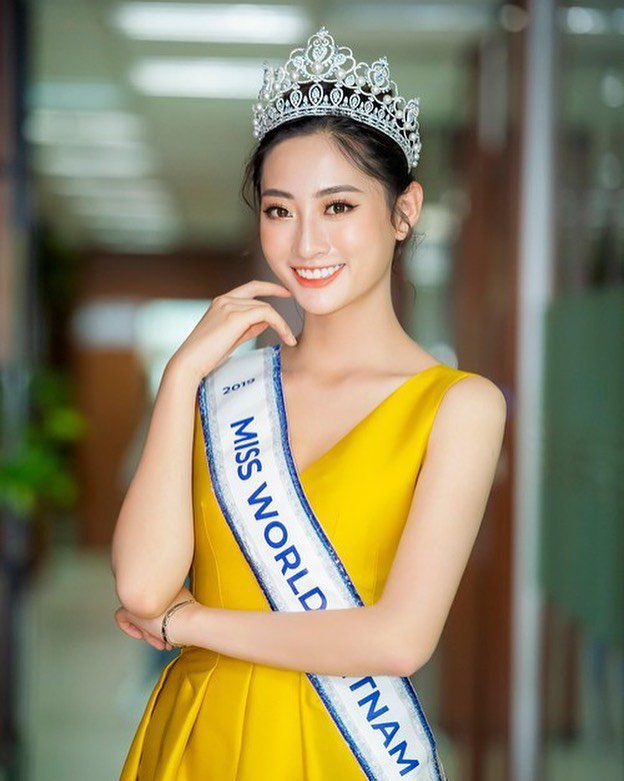 Trang điểm phủ sương sành điệu, ai ngờ Thùy Linh lại bị đèn flash hại đến bóng nhẫy gương mặt - 2