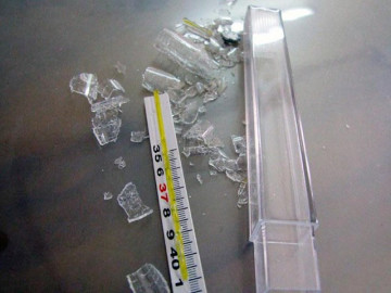 Con 3 tuổi cắn vỡ nhiệt kế, mẹ vội cho uống thêm thứ này, bác sĩ tấm tắc khen