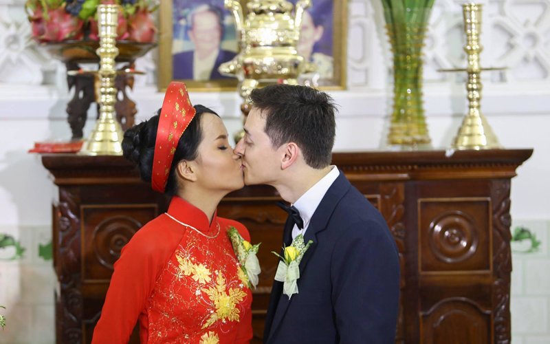 Đầu năm 2019, mạng xã hội xôn xao chuyện tình yêu cổ tích của cô gái Sài Thành với sĩ quan tàu biển Pháp. Theo đó, một năm sau ngày gặp, cô gái Thanh Vy (SN 1994) nhận lời cầu hôn của bạn trai người Pháp. Đến tháng 8/2015, gia đình chuẩn bị đám cưới cho cô.
