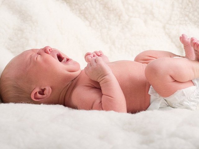 Trẻ sơ sinh thở khò khè và hay vặn mình là bị làm sao?