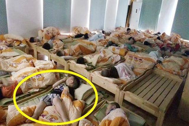 Cô giáo gửi ảnh con ngủ trưa, mẹ mắng ầm ĩ trong nhóm chat khiến hiệu trưởng xin lỗi ngay - 1