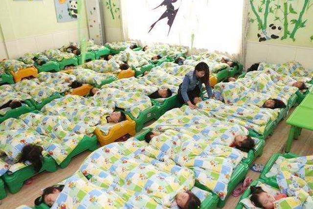 Cô giáo gửi ảnh con ngủ trưa, mẹ mắng ầm ĩ trong nhóm chat khiến hiệu trưởng xin lỗi ngay - 2