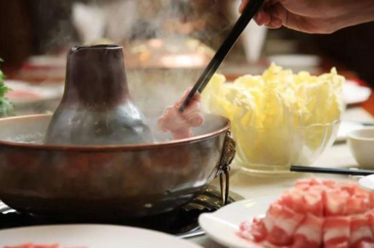 4 người phải nhập viện cấp cứu vì ngộ độc khí CO khi ăn lẩu ở nhà hàng - 1