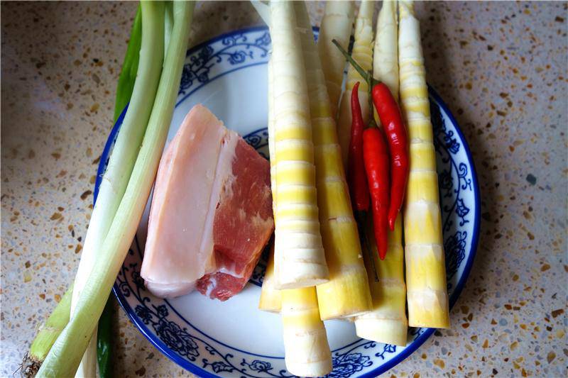 Xào măng không nên cho trực tiếp vào nồi, thêm bước này măng luôn giòn ngon tốn cơm vô cùng - 1