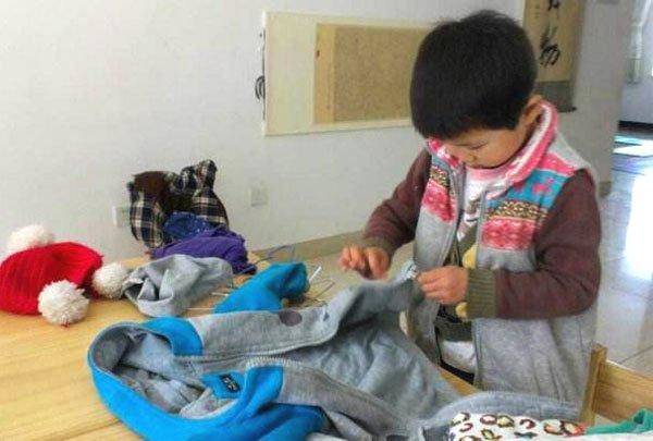 Tiểu thư 16 tuổi vẫn đợi mẹ mặc quần áo cho: Bài học để dạy con từ lúc 2 tuổi! - 5