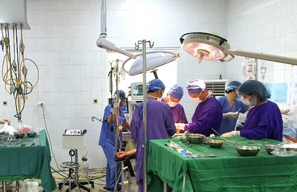 Vụ thảm sát ở Đan Phượng: Bác sĩ kể giây phút cứu sống người mẹ trẻ lúc nguy cấp nhất - 1