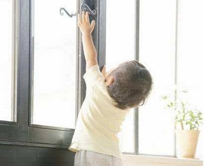 Con 4 tuổi rơi từ ban công, mẹ hét một câu, bà tức giận nhưng bác sĩ khen “Đúng lắm” - 3