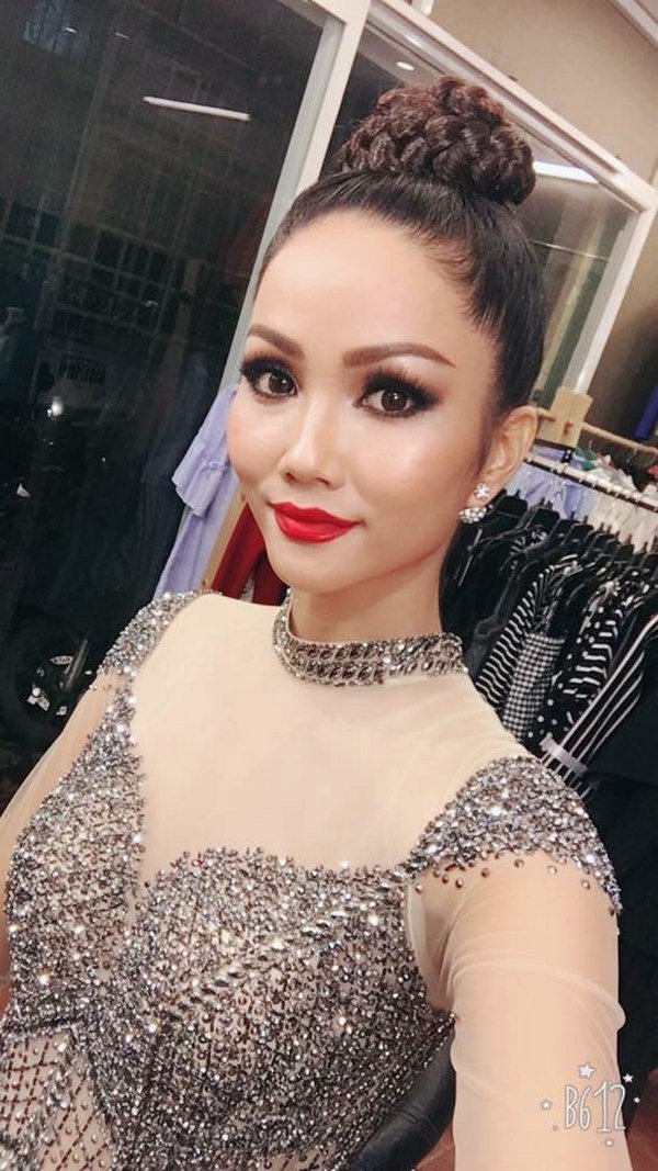 Lại amp;#34;biến hìnhamp;#34; siêu ngầu với tóc bạch kim, H’Hen Niê khiến fan sốt xình xịch - 10