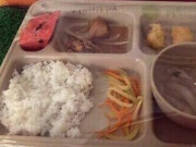 Tin tức - Đóng hơn 100 nghìn tiền ăn 1 ngày, con về than đói, phụ huynh tố trường quốc tế ăn bớt