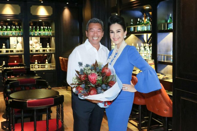 Kỉ niệm 25 năm ngày cưới, amp;#34;nữ hoàng ảnh lịchamp;#34; Diễm My được chồng tặng nhẫn kim cương 5 tỷ - 4