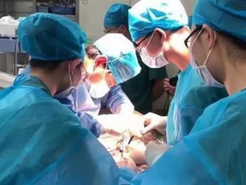 Con trai vừa chào đời bụng đã sưng phồng, bố mẹ tá hỏa phát hiện một em bé nữa