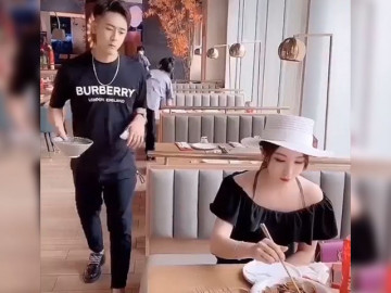 Bồi bàn nổi tiếng thánh lầy ai ngờ khách còn lấy trên tầm cao mới