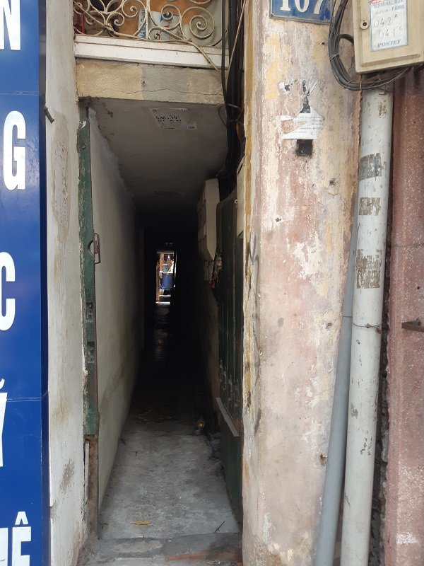 Vợ chồng 33 năm sống trên nóc nhà vệ sinh ở phố cổ: “Tôi chạy mất dép đêm tân hôn” - 1