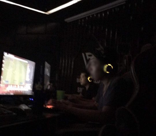 Tối muộn không thấy chồng đâu, vợ tức tốc đi tìm thì amp;#34;đứng hình” trước cảnh tượng - 1