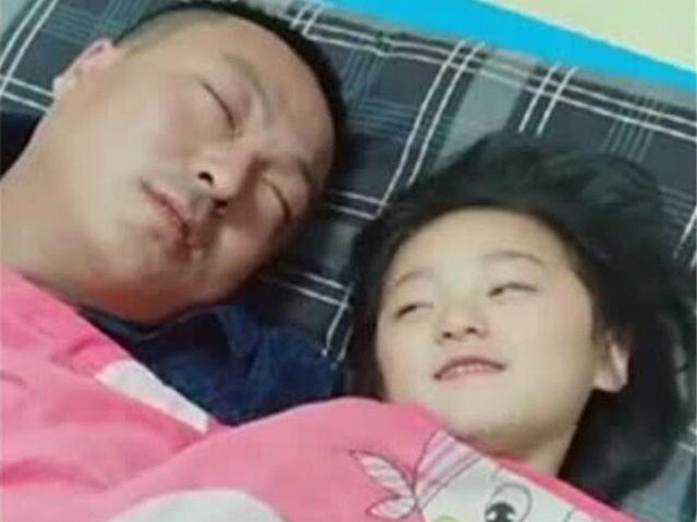 Bố ngủ cùng con gái 15 tuổi mỗi tối, bất ngờ khi nhìn thấy đồ tế nhị trong cặp con