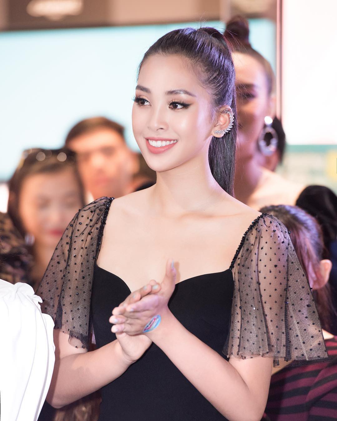 Lần đầu cắt tóc mái bằng, Tiểu Vy ghi điểm với phong cách gợi cảm, quyến rũ - 3